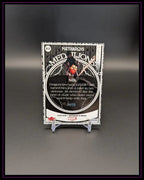 Marvel Trading Card Silk Matriarchs, limitierte Sammlerkarte auf Ständer, Nahaufnahme