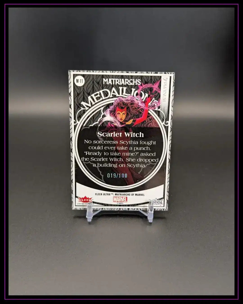 Rückseite einer limitierten Trading Card "Scarlet Witch" aus Marvel Matriarchs-Serie auf schwarzem Hintergrund