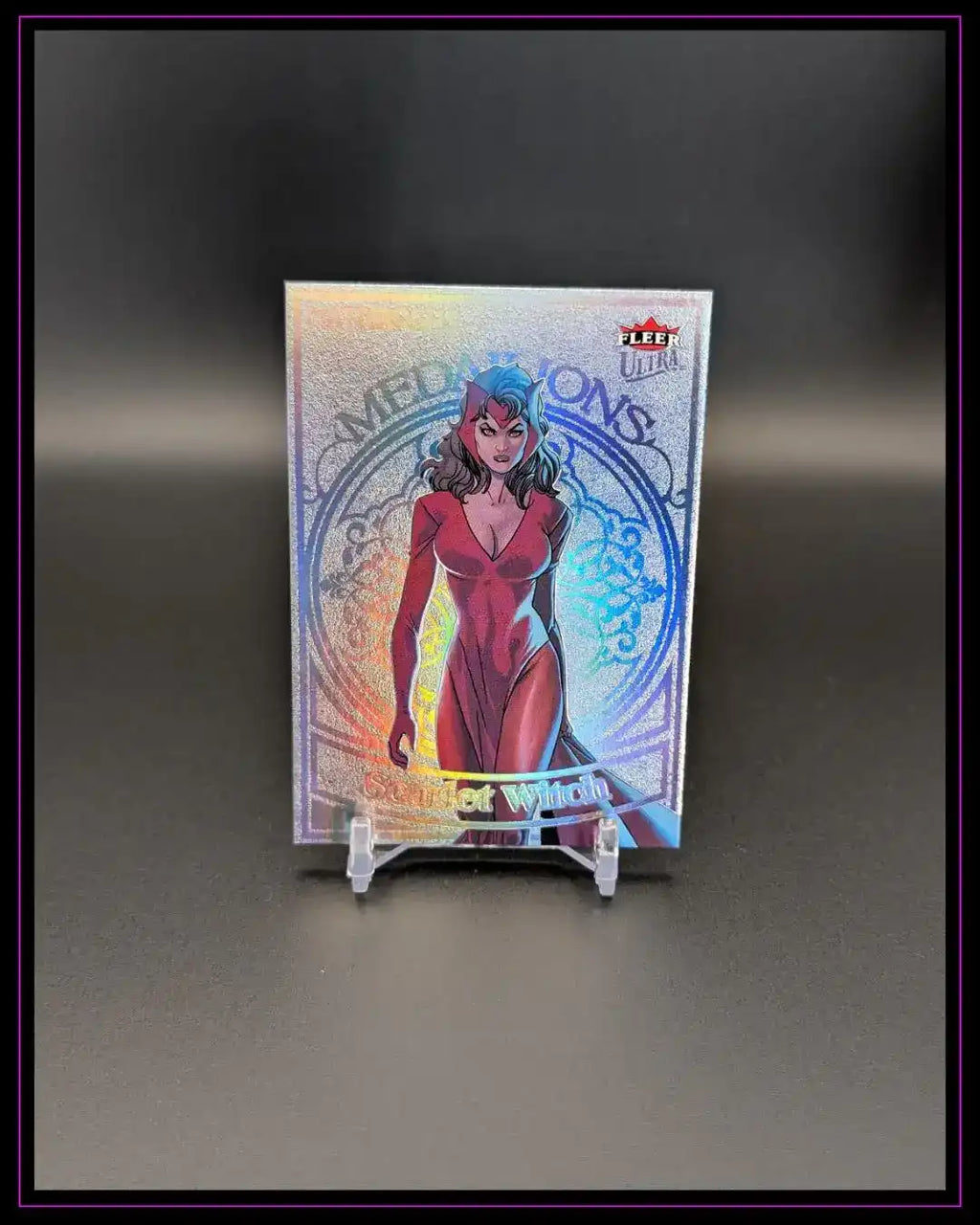 Holografische Trading Card mit Comicfigur Scarlet Witch, Fleer Ultra, auf schwarzem Hintergrund