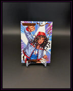 Trading Card mit Superheldin in roter Kappe und Jeansjacke auf schwarzem Hintergrund