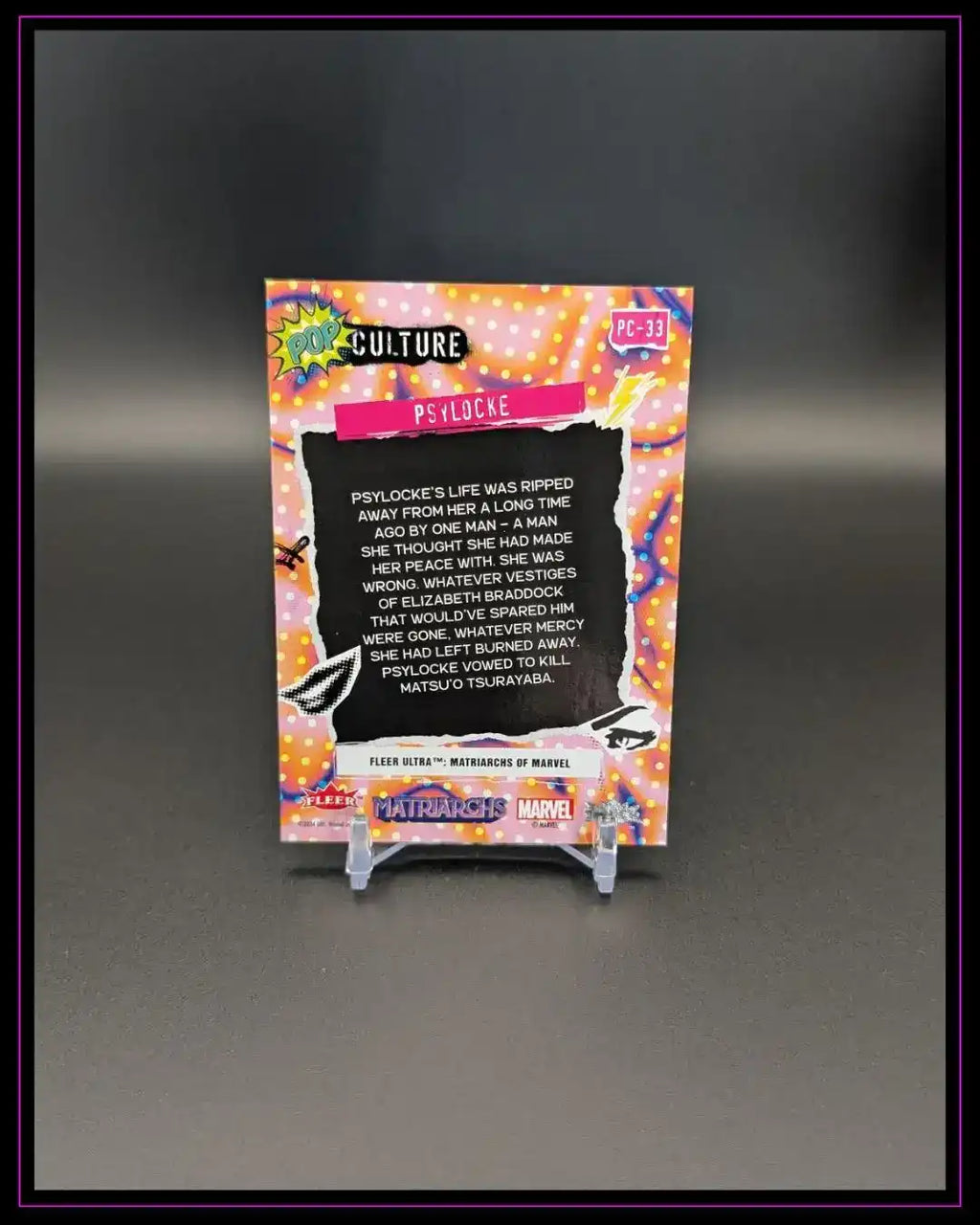 Rückseite einer Marvel Trading Card, Pop Culture Design, Text zu Psylocke, auf Kartenständer