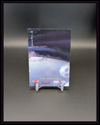 Rückseite einer Fleer Ultra Marvel Trading Card, stehend auf Kartenständer, neutraler Hintergrund