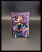 Captain Marvel Trading Card auf lila Hintergrund, Fleer Ultra Sammelkarte auf Ständer