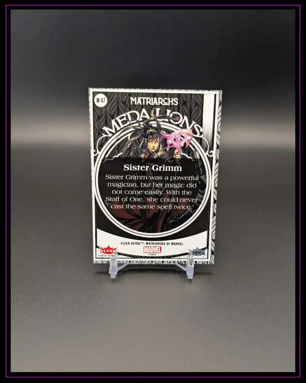 Marvel Trading Card Sister Grimm Matriarchs Medallions Rückseite auf schwarzem Hintergrund