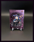 Sammelkarte Sister Grimm Matriarchs Fleer Ultra Marvel, lila Holo-Design, auf Ständer