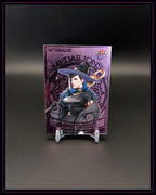 Sammelkarte Sister Grimm Matriarchs Fleer Ultra Marvel, lila Holo-Design, auf Ständer