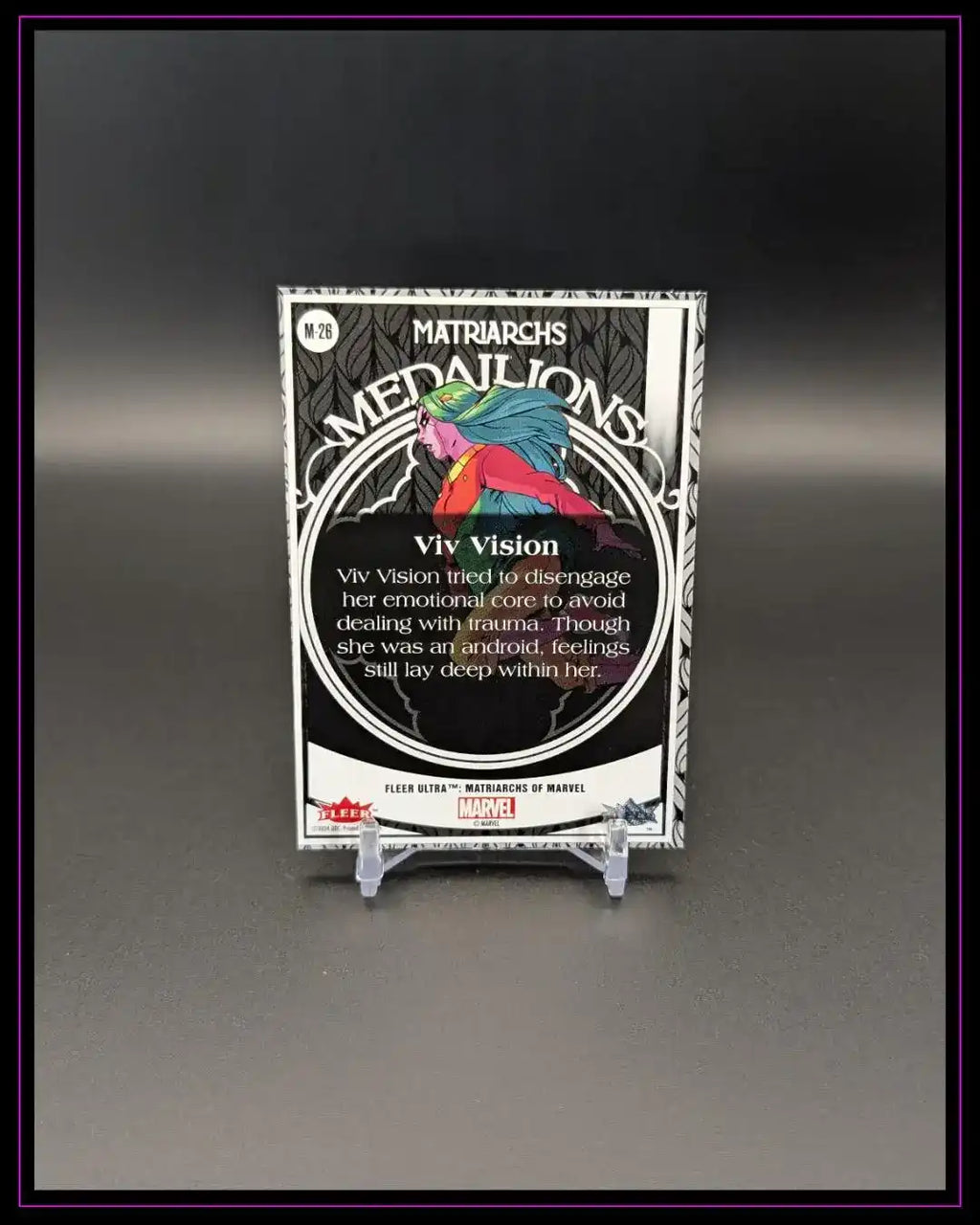 Rückseite einer Marvel Trading Card mit Viv Vision Illustration, Sammlerstück auf Ständer