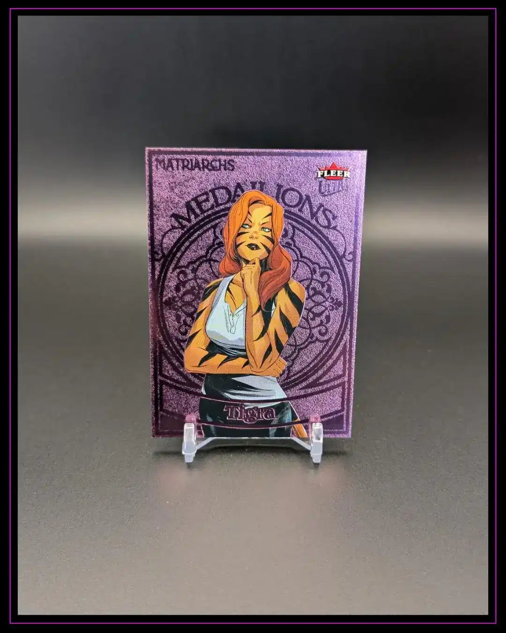 Fleer Trading Card Tigra Matriarchs Medaillons mit Comic-Figur auf violettem Hintergrund