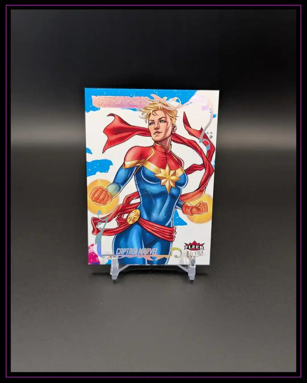 Captain Marvel Trading Card im Comic-Stil auf Kartenständer vor schwarzem Hintergrund
