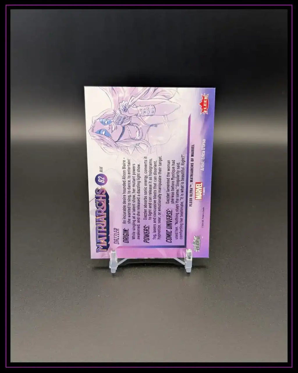 Rückseite einer Marvel Trading Card mit Text und Illustration auf Kartenständer