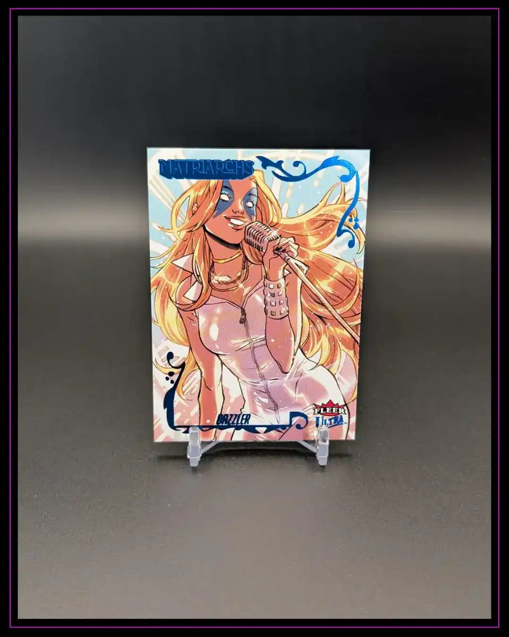Trading Card mit Comic-Sängerin, Mikrofon, Titel Matriarchs, helles Design, Sammelkarte