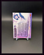 Rückseite einer lila Marvel Trading Card mit Comicfigur und Beschreibungstext auf Ständer