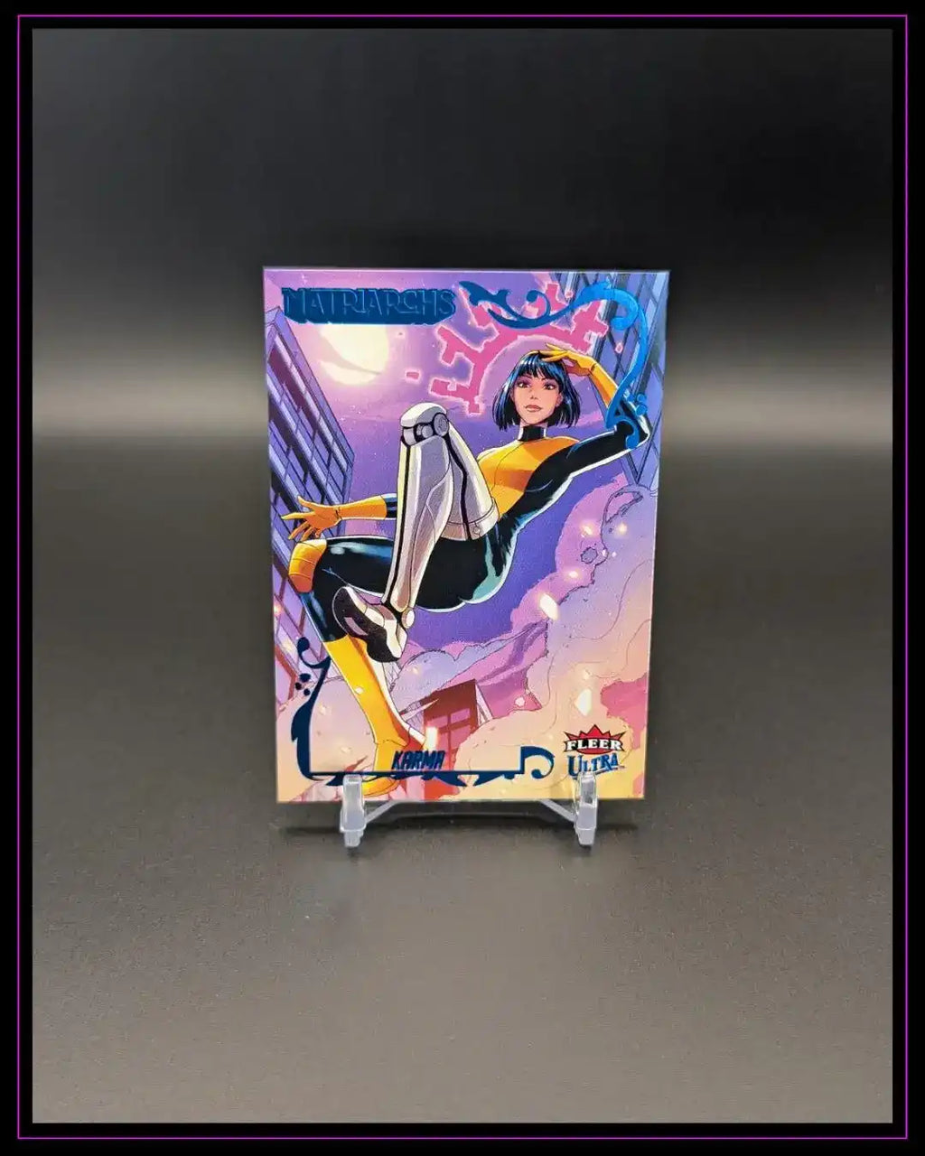 Trading Card mit Superheldin-Kunst, buntes Design, Fleer Ultra, Sammelkarte auf Ständer