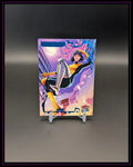 Trading Card mit Superheldin-Kunst, buntes Design, Fleer Ultra, Sammelkarte auf Ständer