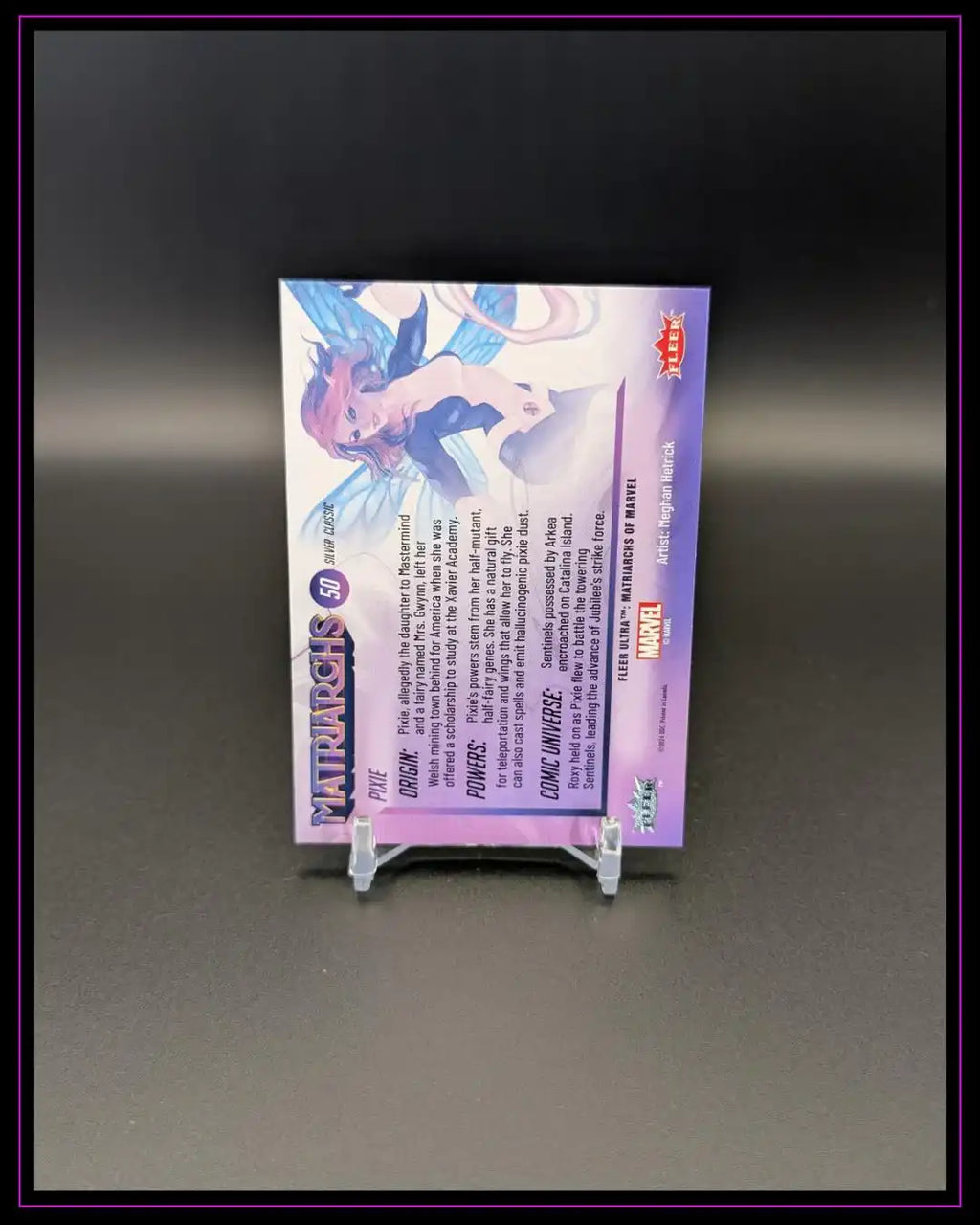 Rückseite einer Trading Card mit lila Design, Charakterillustration und englischem Text auf Displayständer