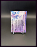 Rückseite einer Trading Card mit lila Design, Charakterillustration und englischem Text auf Displayständer