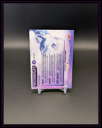 Rückseite einer Trading Card mit Superheldinnen-Illustration und Beschreibung auf Kartenständer