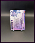 Rückseite einer lila Marvel Trading Card mit weiblicher Comicfigur, auf Ständer vor schwarzem Hintergrund