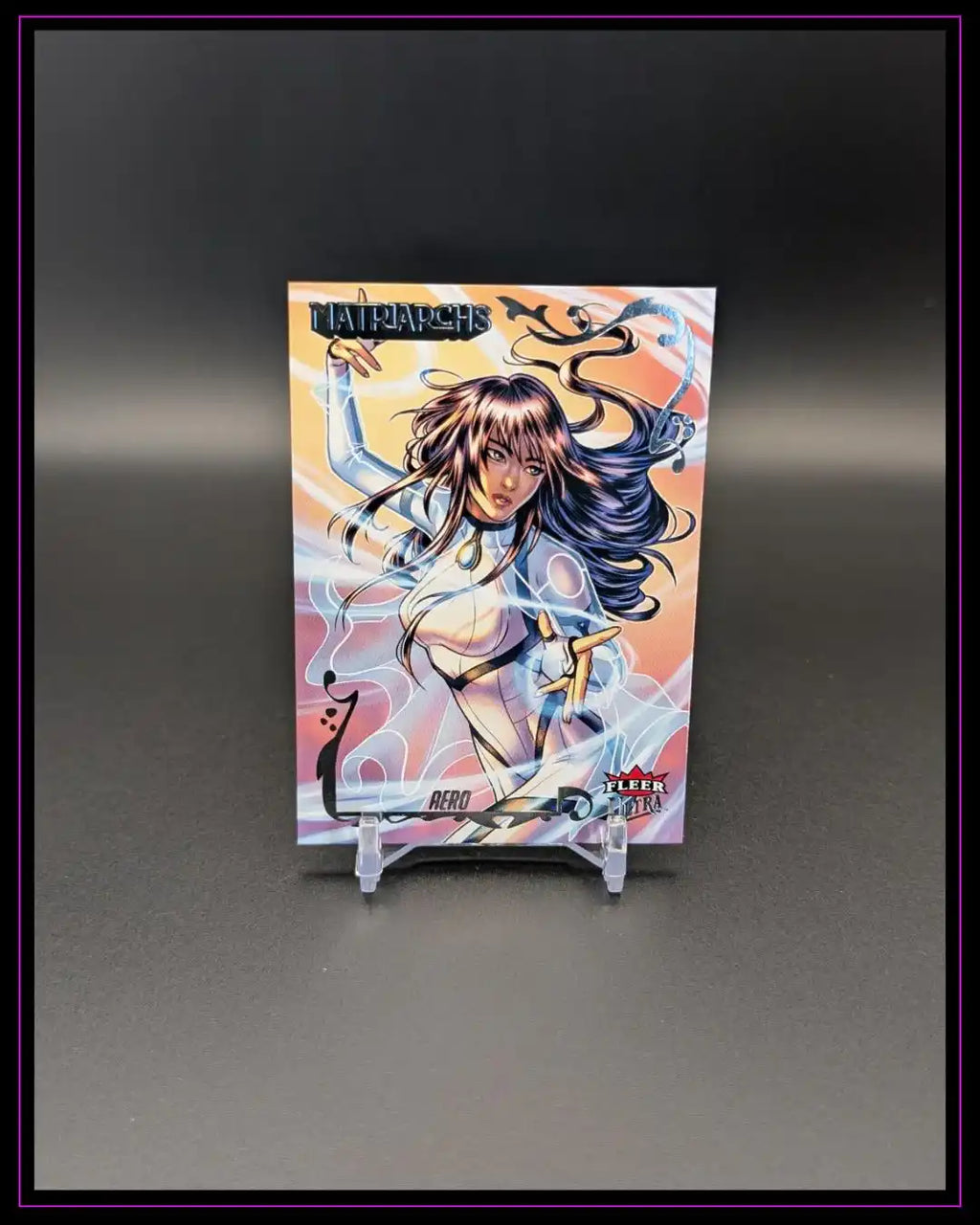 Trading Card mit Anime-Superheldin auf dunklem Hintergrund, Fleer Ultra, Matriarchs, Aero