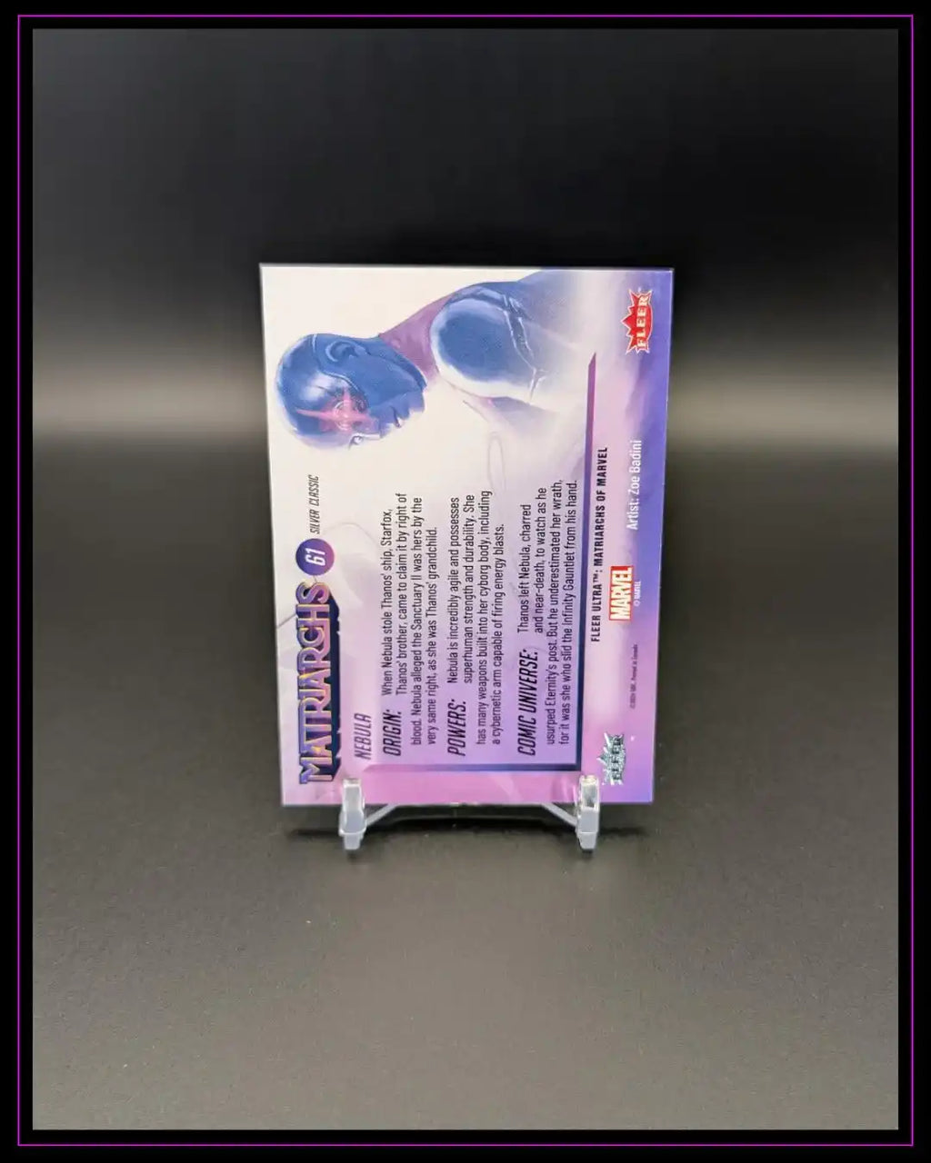 Rückseite einer Marvel Trading Card mit Nebula-Illustration und lila Hintergrund, auf Kartenständer