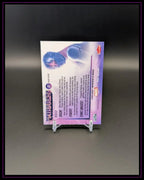 Rückseite einer Marvel Trading Card mit Nebula-Illustration und lila Hintergrund, auf Kartenständer