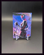 Trading Card mit futuristischer Comic-Figur, farbenfrohes Design, Sammelkarte auf Ständer