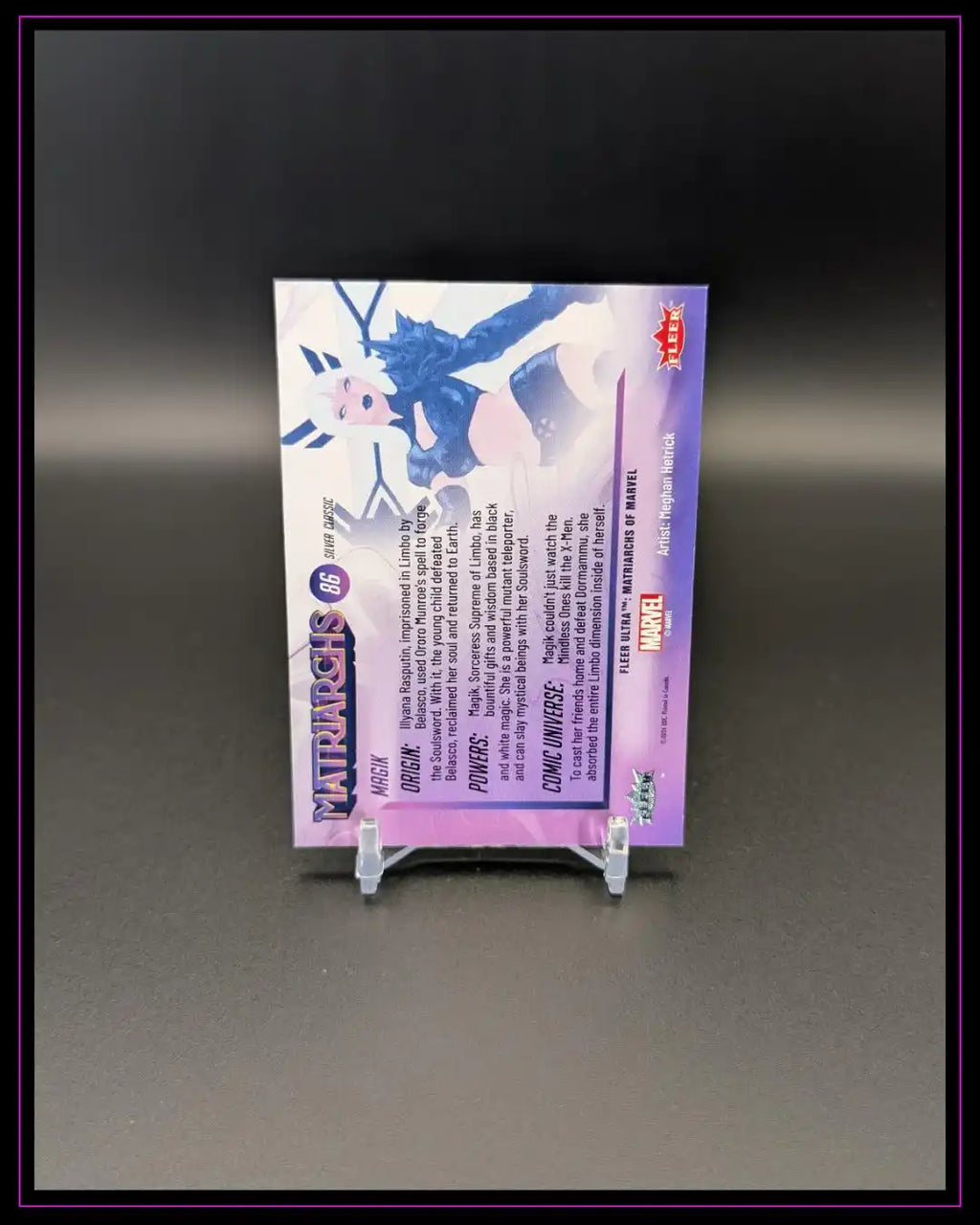 Rückseite einer Marvel Trading Card mit violettem Design, Text und Charakterillustration