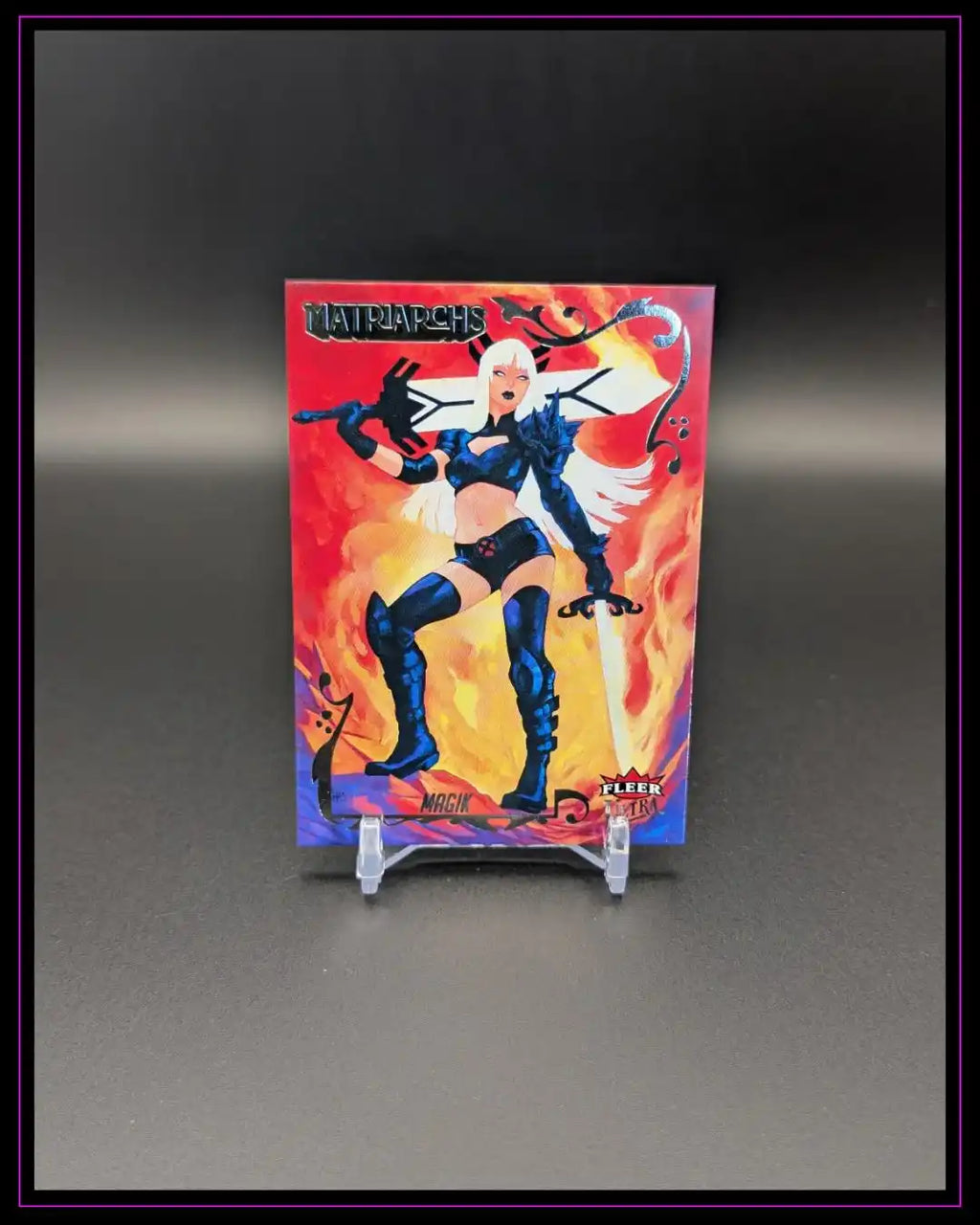 Trading Card "Magik" Matriarchs mit Superheldin vor feurigem Hintergrund, auf Kartenständer