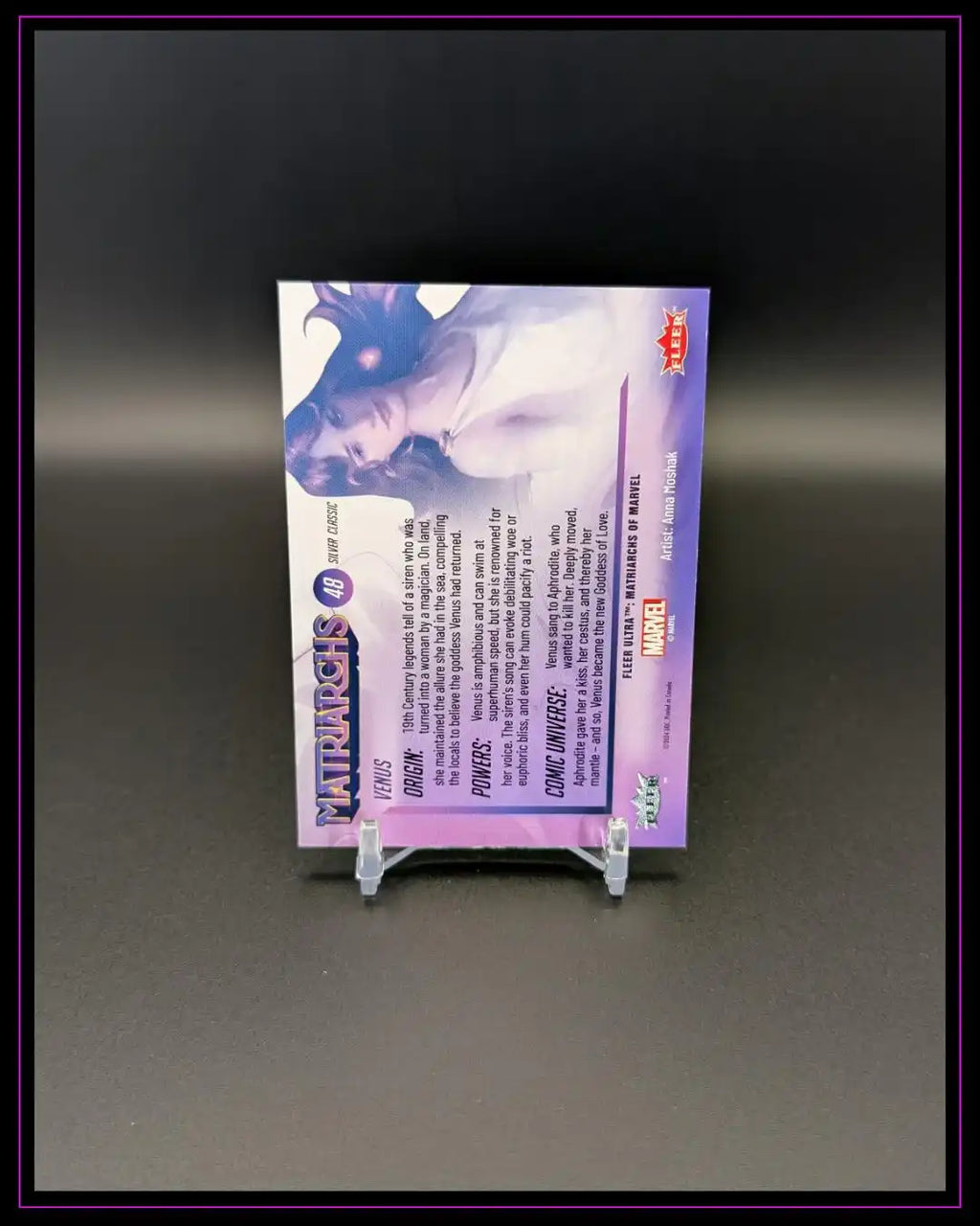 Rückseite einer Marvel Trading Card auf Ständer, lila Design mit Text und Charakterbild.
