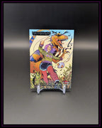 Trading Card mit Comic-Figur, Dinosaurier und dynamischer Action, Sammelkarte auf Ständer