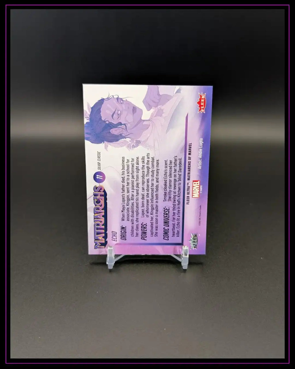 Rückseite einer Marvel Trading Card mit lila Design, Charakterillustration und englischem Text, auf Ständer vor schwarzem Hintergrund.