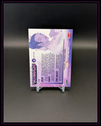 Rückseite einer Marvel Trading Card mit lila Design, Charakterillustration und englischem Text, auf Ständer vor schwarzem Hintergrund.
