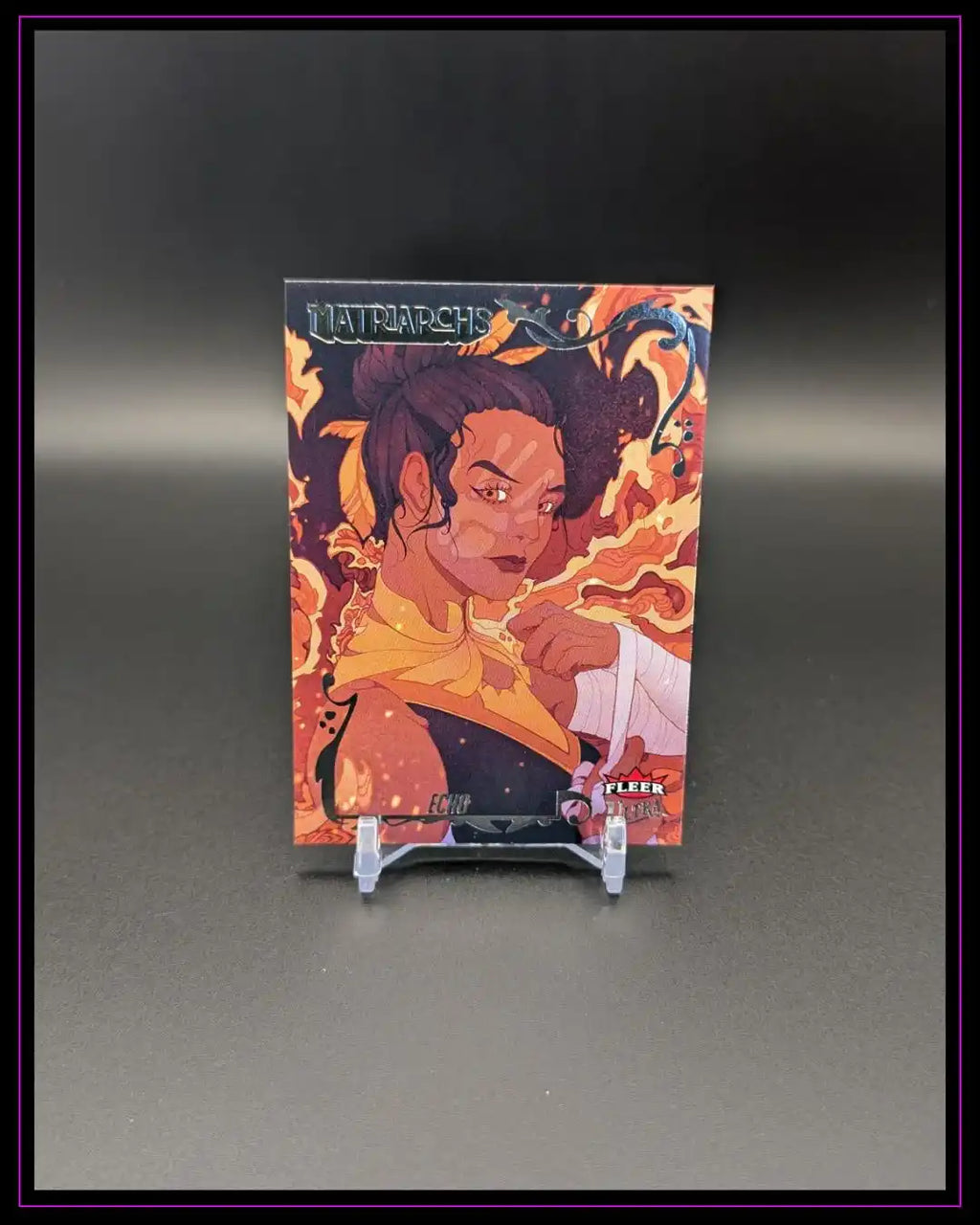 Trading Card mit animierter Frau, dynamischen Flammen und Schriftzug 'Matriarchs', Sammelkarte