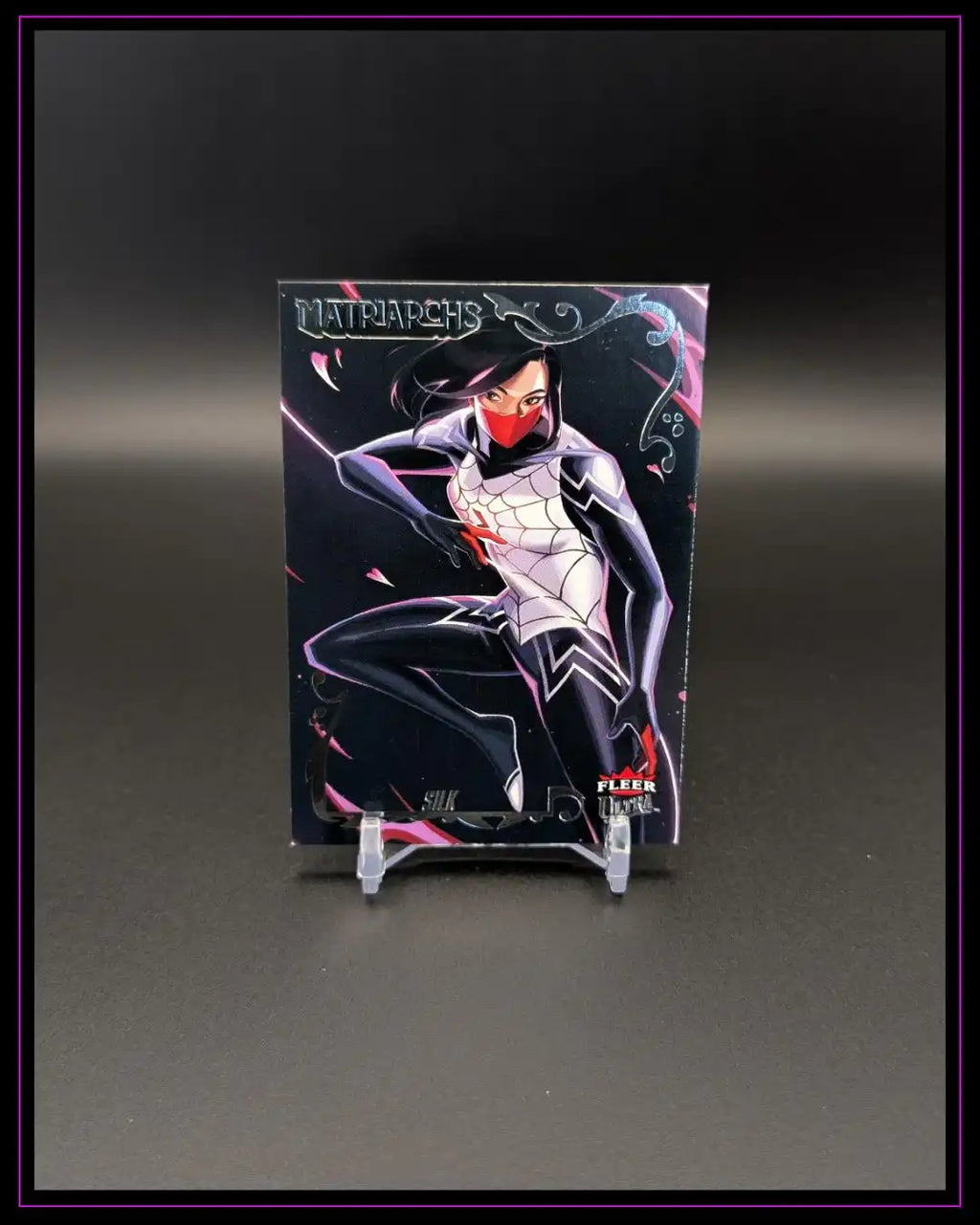 Trading Card mit Spider-Heldin Silk, Matriarchs-Design, Fleer Ultra, auf schwarzem Hintergrund
