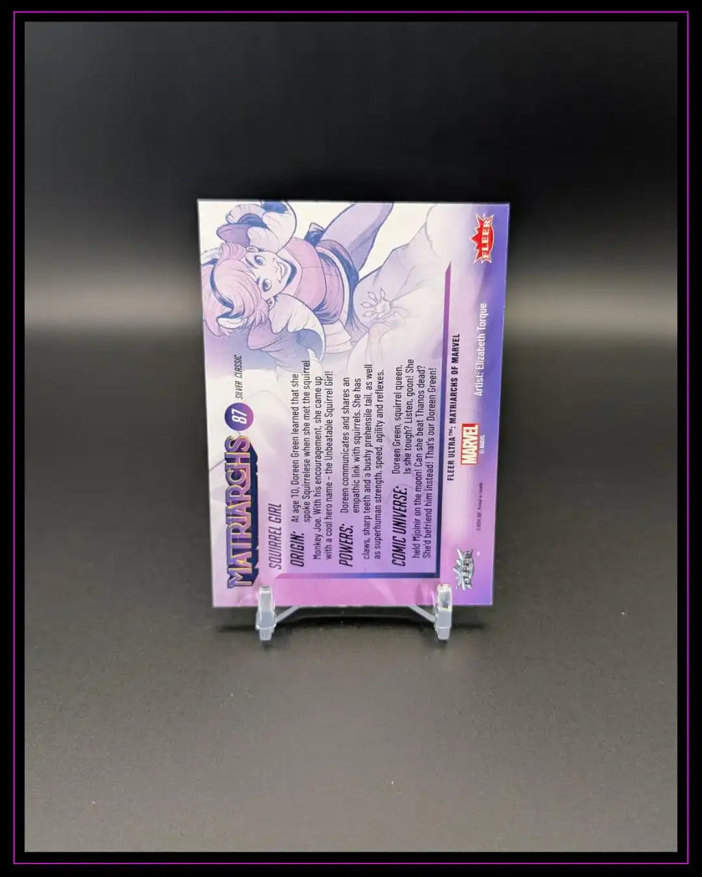Rückseite einer Marvel Trading Card mit Text und Squirrel Girl Illustration, auf Kartenständer