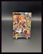 Trading Card mit Comic-Motiv von Squirrel Girl, farbenfrohes Design, Sammelkarte auf Ständer