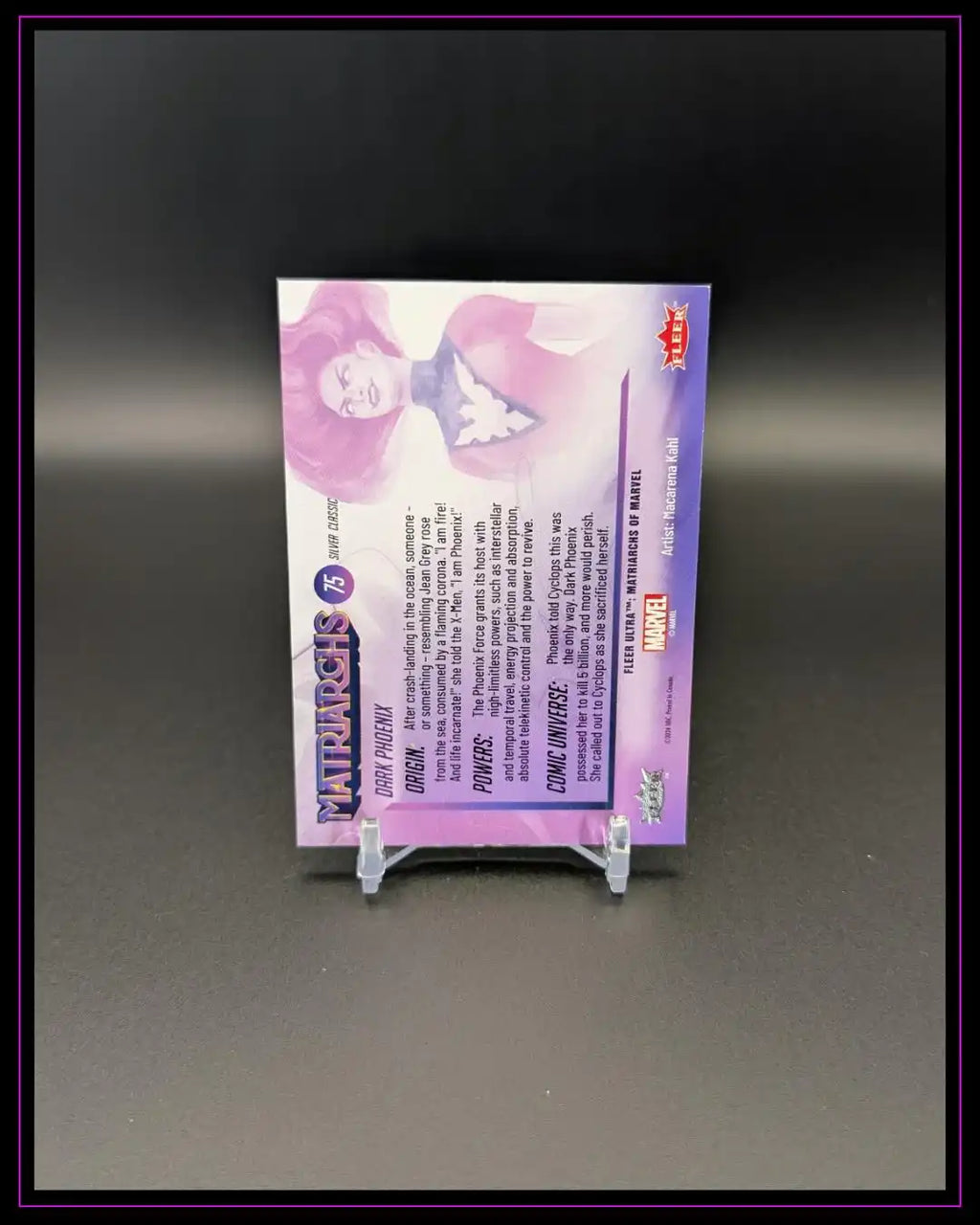 Rückseite einer Marvel Trading Card mit Charakterbeschreibung und lila Design auf Kartenständer
