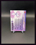 Rückseite einer Marvel Trading Card mit Charakterbeschreibung und lila Design auf Kartenständer