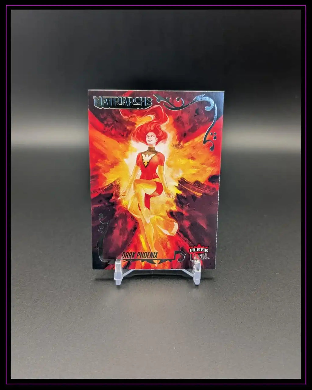 Trading Card mit Dark Phoenix Motiv, Superheldin mit Flammenhintergrund, Sammlerstück
