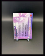 Rückseite einer lila Marvel Trading Card mit Text und Comicfigur, auf Kartenhalter.