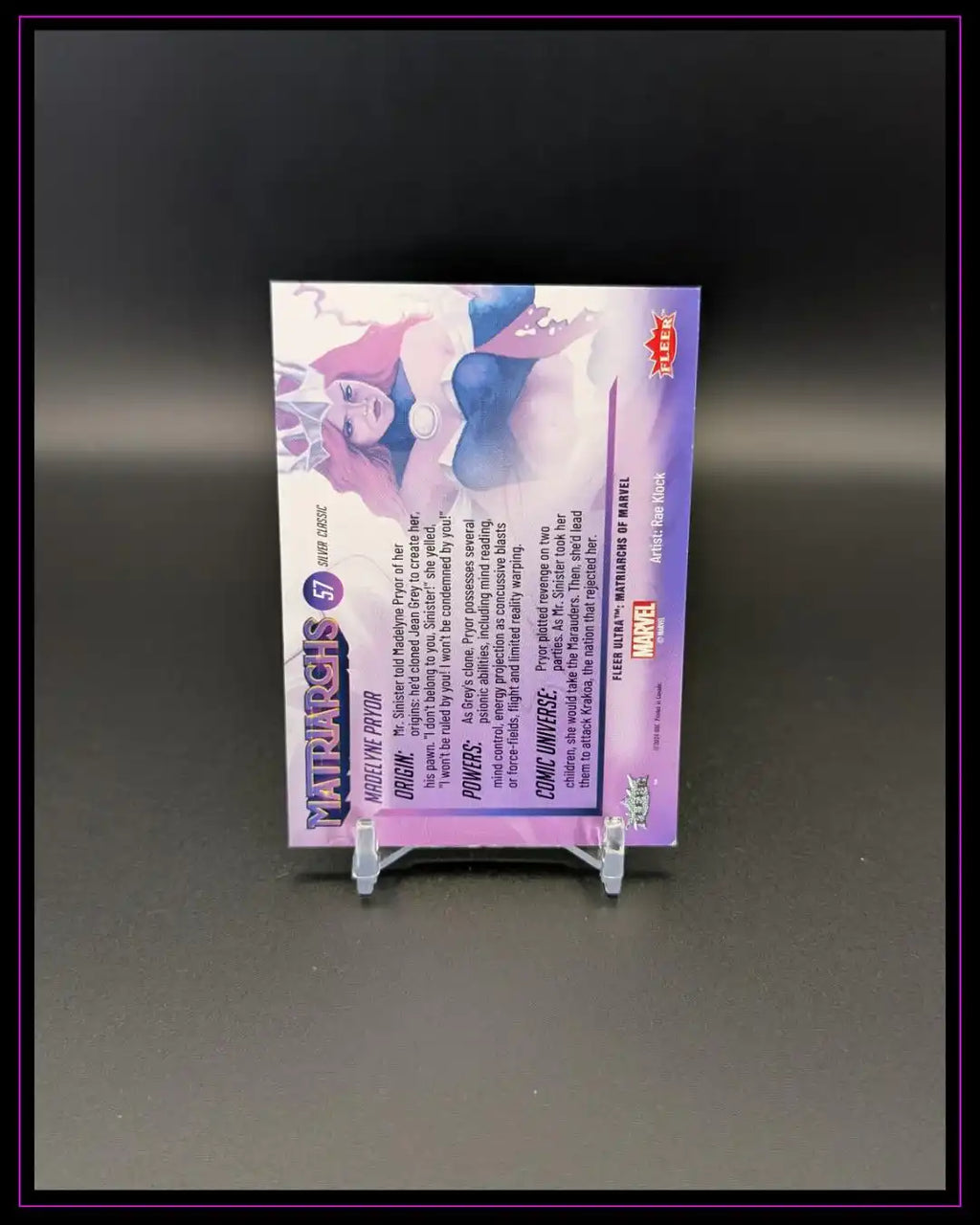 Rückseite einer Marvel Trading Card mit Charakterillustration und englischem Text auf Ständer