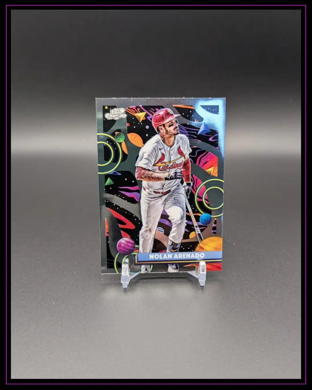 Baseball Trading Card von Nolan Arenado, buntes Design, Sammlerkarte auf Ständer