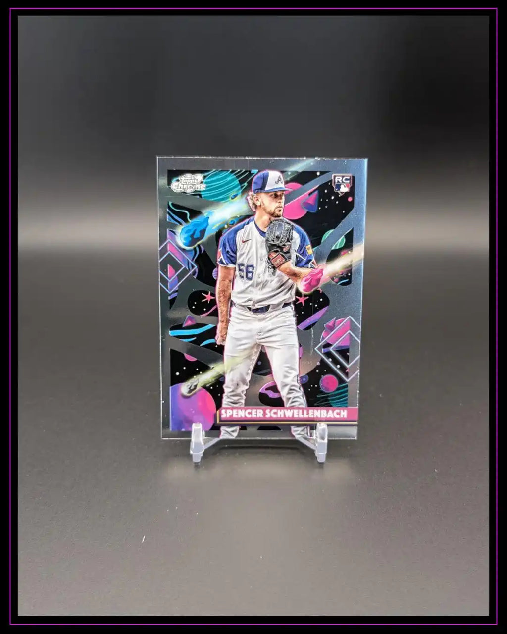 Baseball Trading Card Spencer Schwellenbach mit abstraktem, buntem Hintergrund auf Ständer