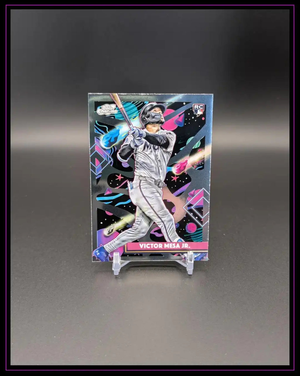 Baseball Trading Card Victor Mesa Jr. mit buntem, futuristischem Design auf schwarzem Hintergrund
