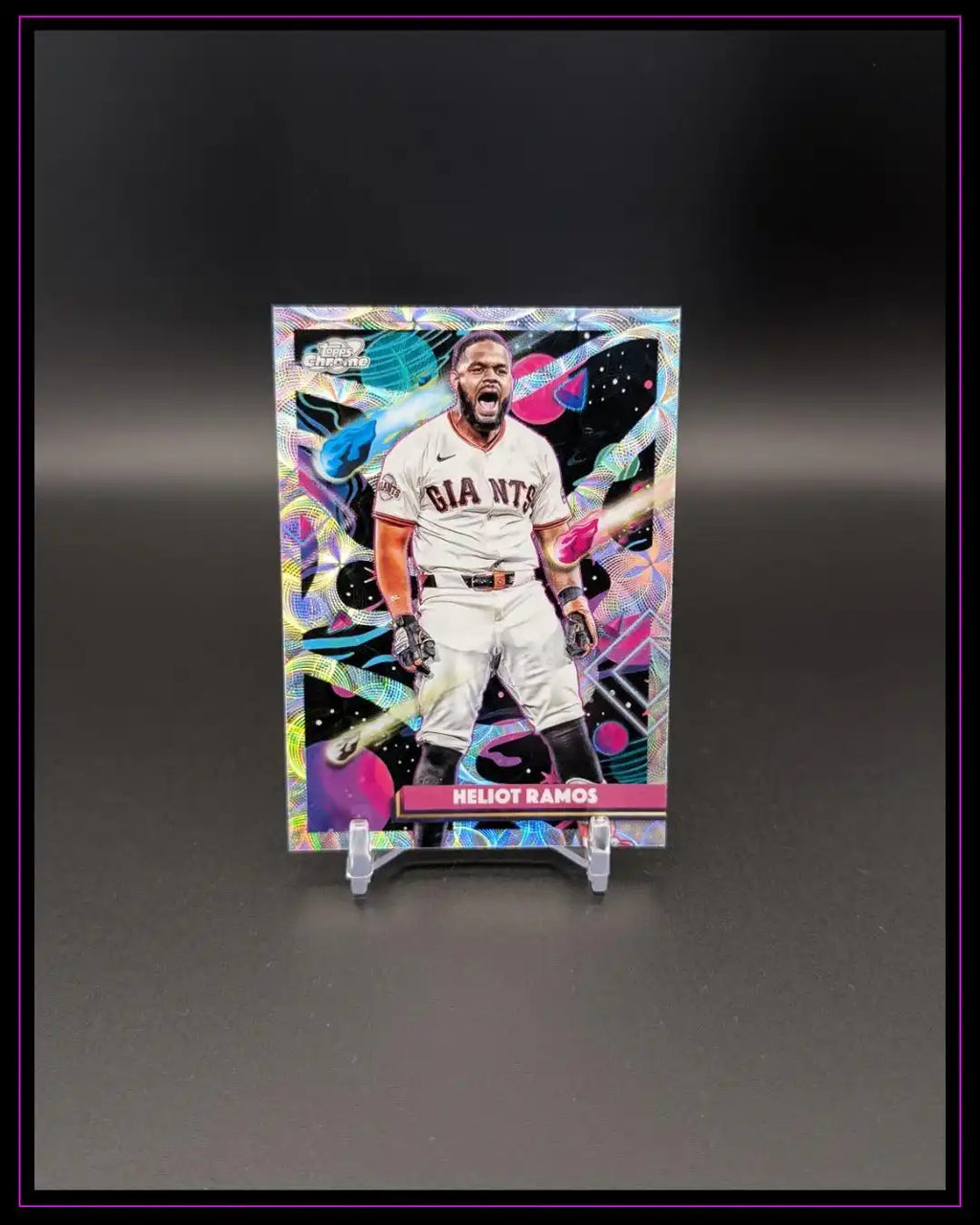 Baseball Trading Card von Heliot Ramos mit Giants-Trikot und buntem Holo-Design