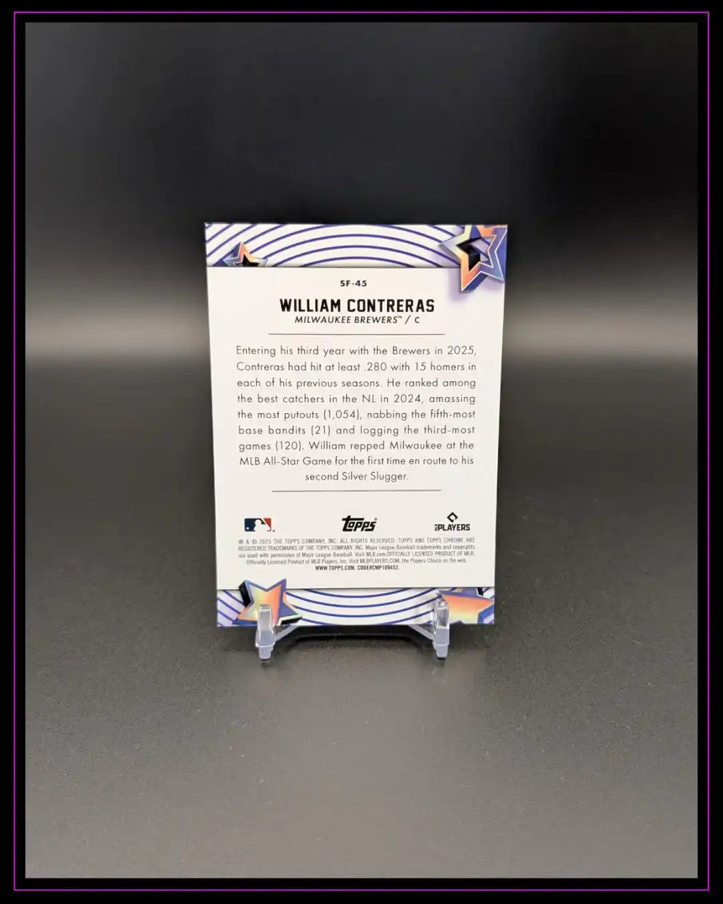 Rückseite einer MLB Trading Card von William Contreras auf Kartenständer, klar lesbarer Text