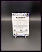 Rückseite einer MLB Trading Card von William Contreras auf Kartenständer, klar lesbarer Text