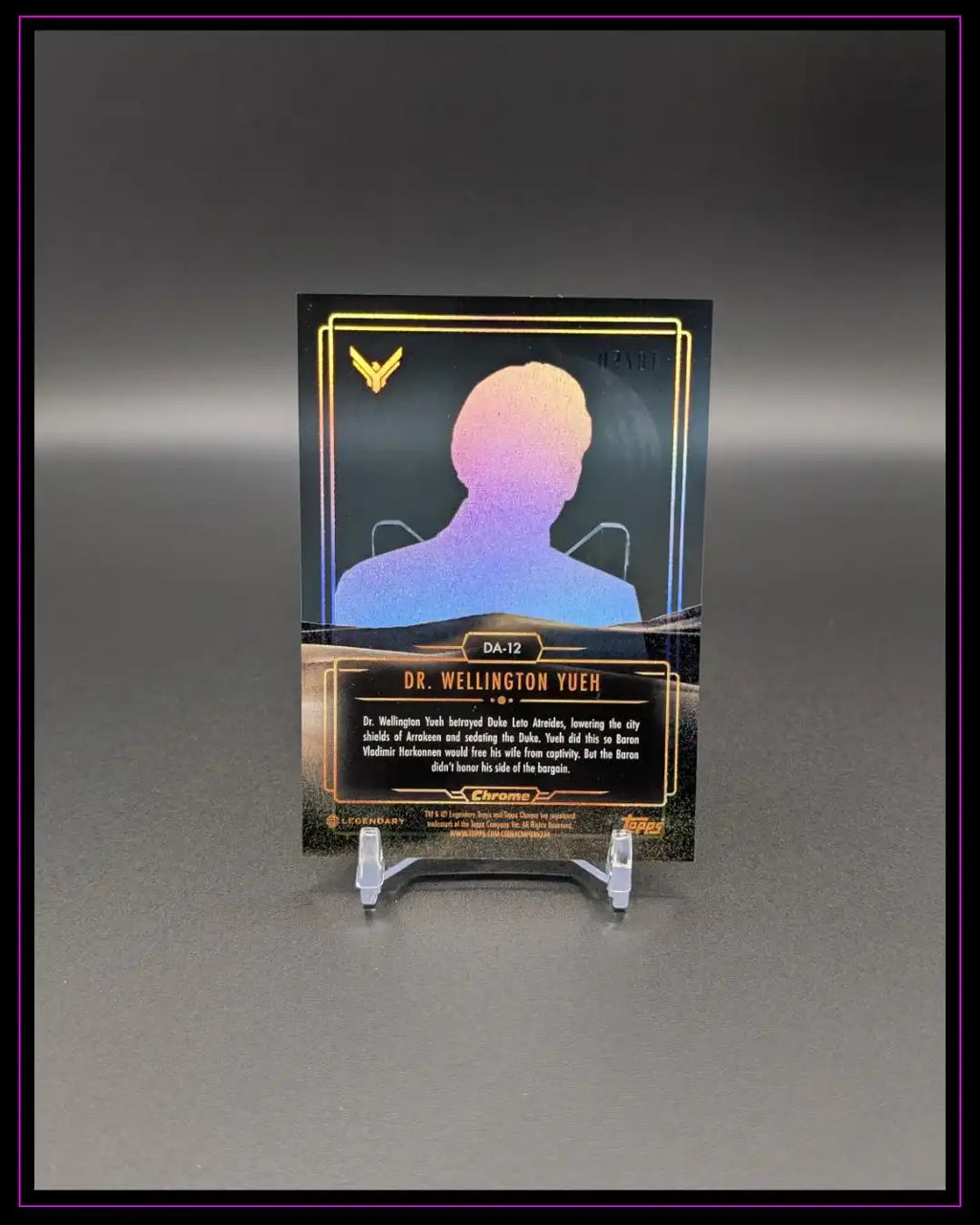 Sammelkarte Dr. Wellington Yueh mit holografischem Effekt, Trading Card auf schwarzem Hintergrund