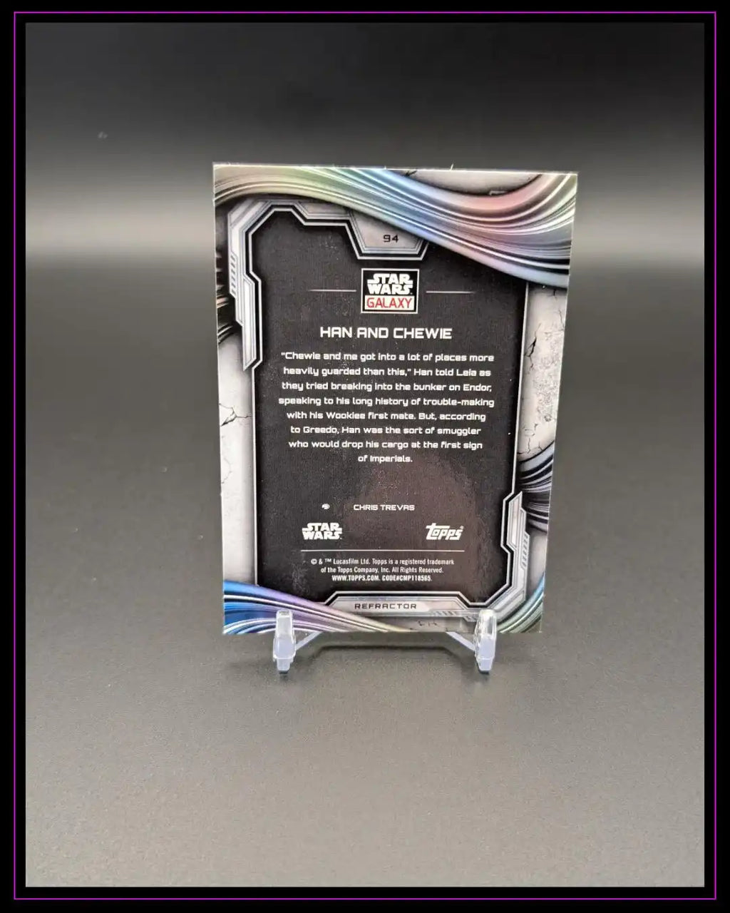Rückseite einer Star Wars Galaxy Trading Card auf Ständer, Reflektor-Effekt, Topps-Logo sichtbar