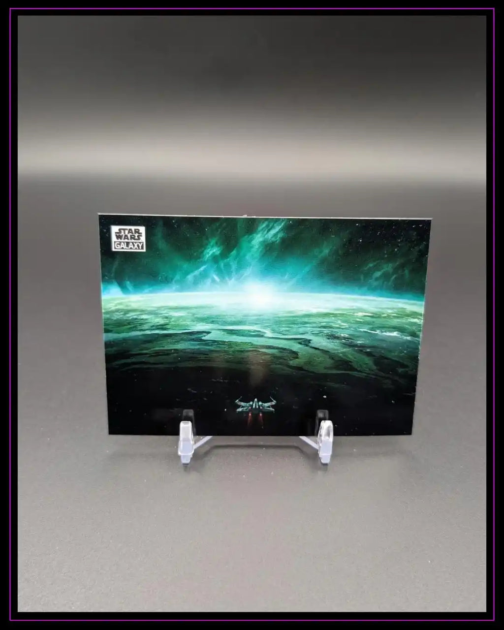Star Wars Galaxy Trading Card mit Weltraummotiv, Sammelkarte auf Displayständer